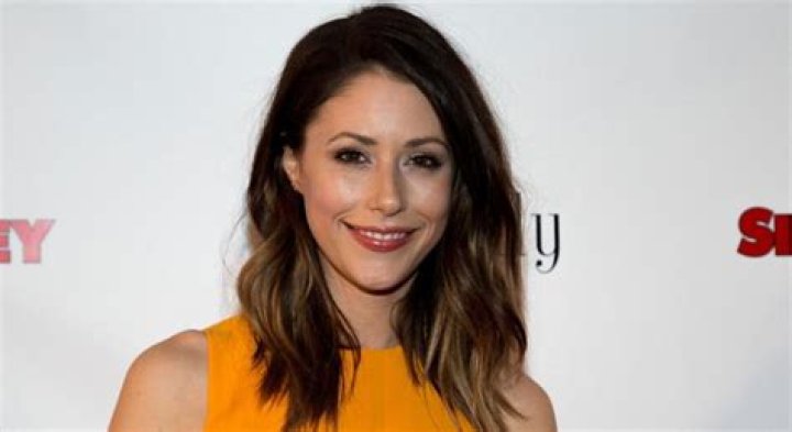 Amanda Crew Height, Weight, Measurements, Bra Size, Shoe Size